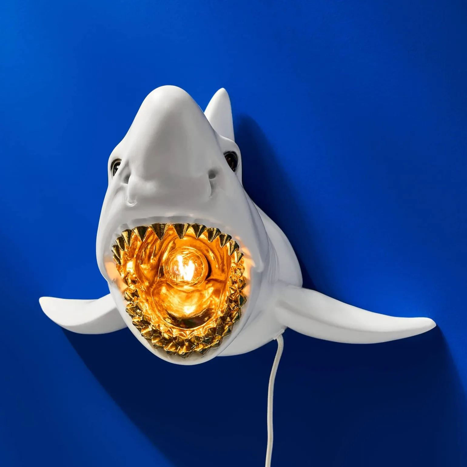 Applique murale requin Sharky Shark, or blanc