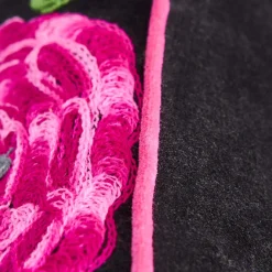 Coussin Lotte, noir avec motif floral coloré