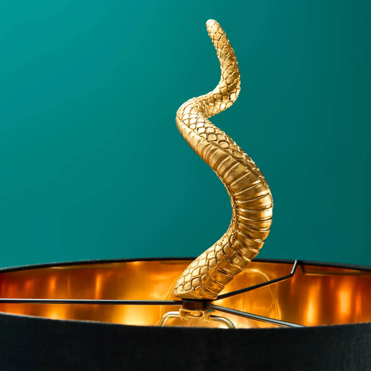 Lampadaire serpent / cobra Kaara, or/noir